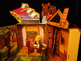 Spectacle de noël pour école maternelle jeune public: Le cadeau du Père noël est une boîte à histoires: Boucles d'Or et les 3 Ours: plan large intérieur maison des 3 ours.